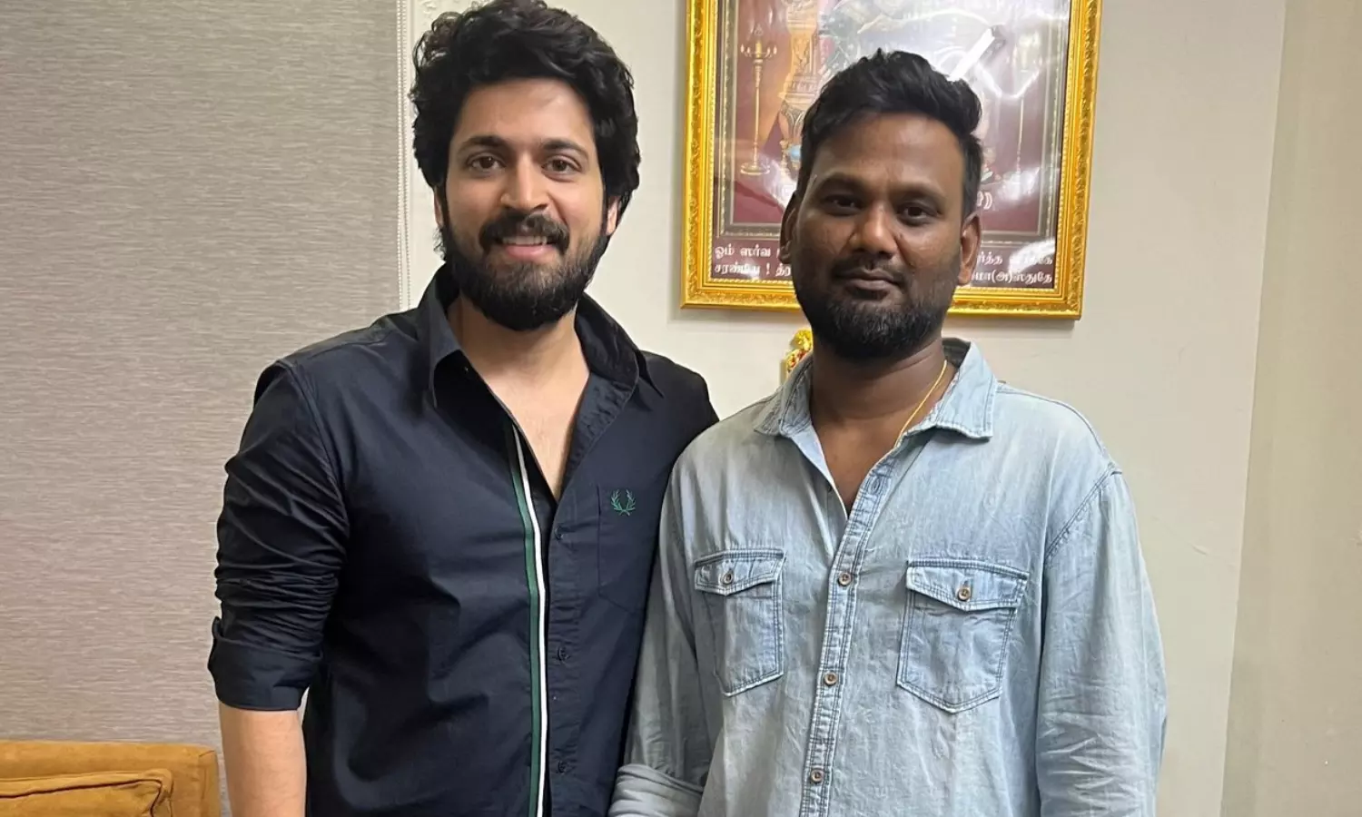 செம சூப்பர்…! பிரபல இயக்குனருக்கு தங்க சங்கிலியை பரிசாக வழங்கிய நடிகர் ஹரிஷ் கல்யாண்… ஏன் தெரியுமா..!