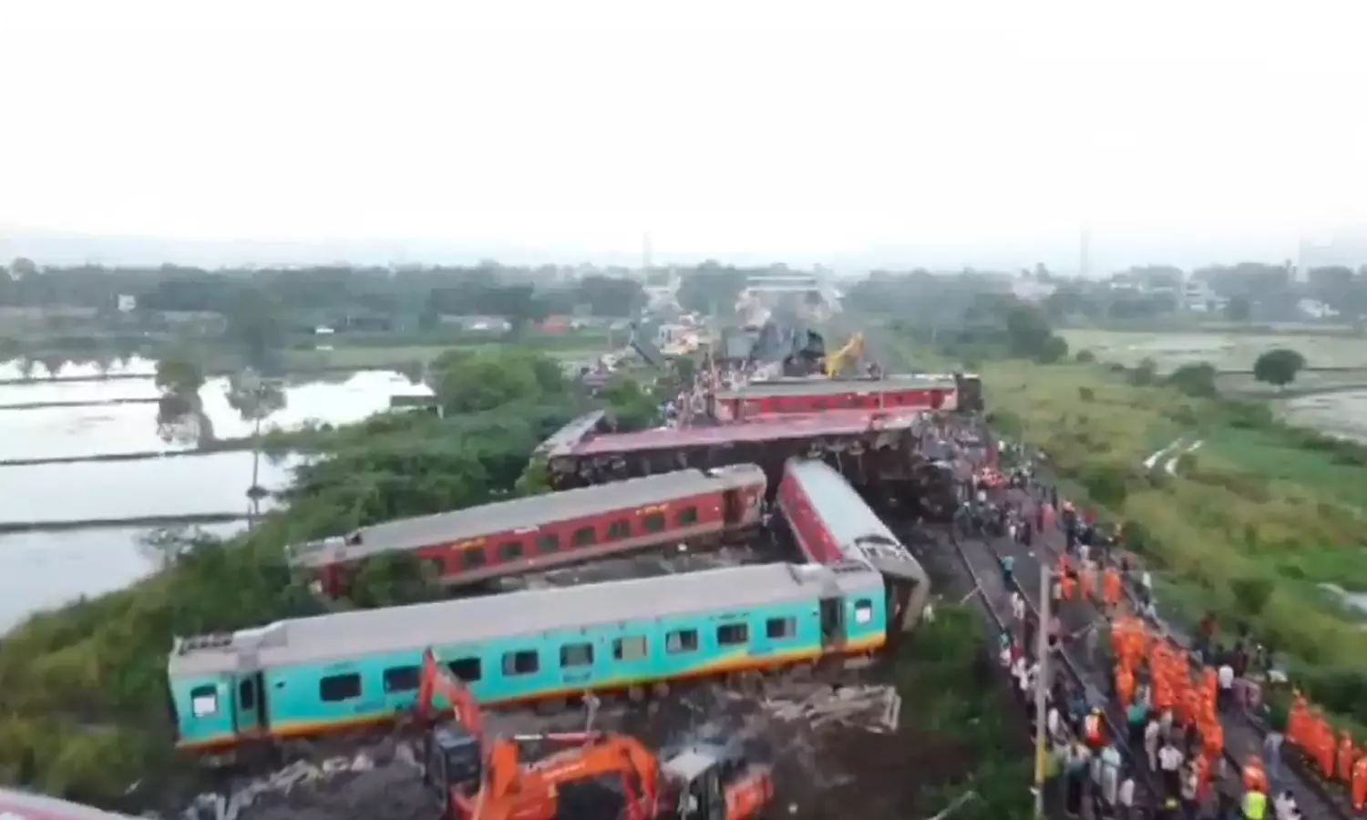 ரயில் கோர விபத்து…. நெஞ்சை உலுக்கும் ட்ரோன் காட்சிகள்…!!!