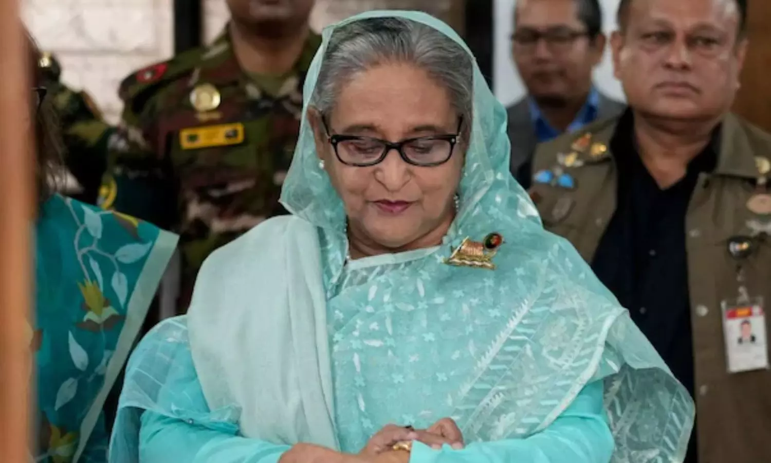“இந்தியாவில் தஞ்சம்”…  ஷேக் ஹசினாவுக்கு பிடிவாரண்டு… வங்கதேச கோர்ட் அதிரடி உத்தரவு..!!