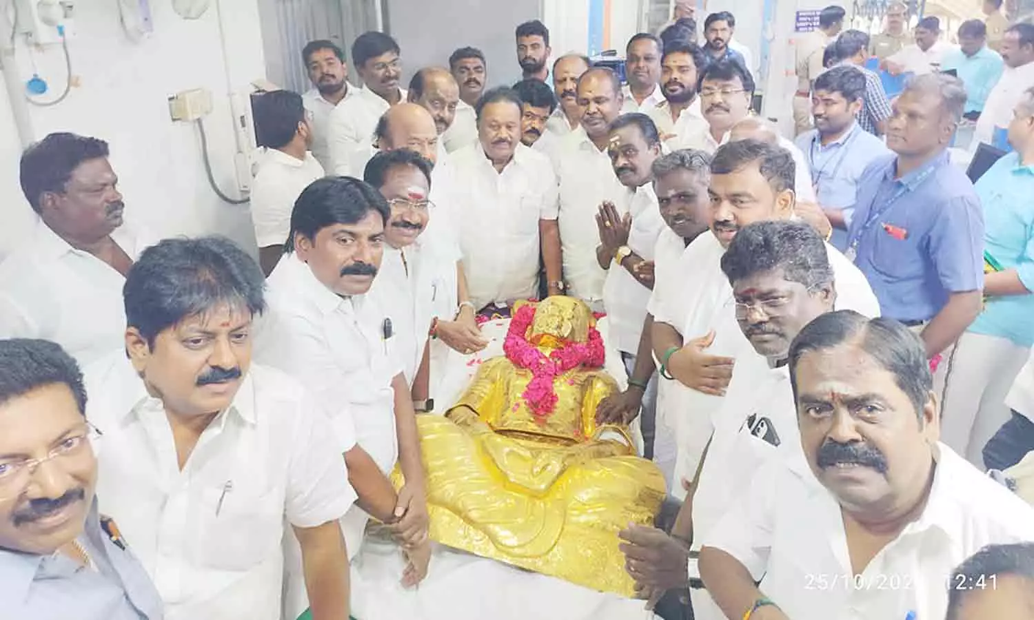 தேவர் குருபூஜை…. 13 கிலோ தங்க கவசம்…. அதிமுக பொருளாளர் சீனிவாசனிடம் ஒப்படைப்பு…!!!