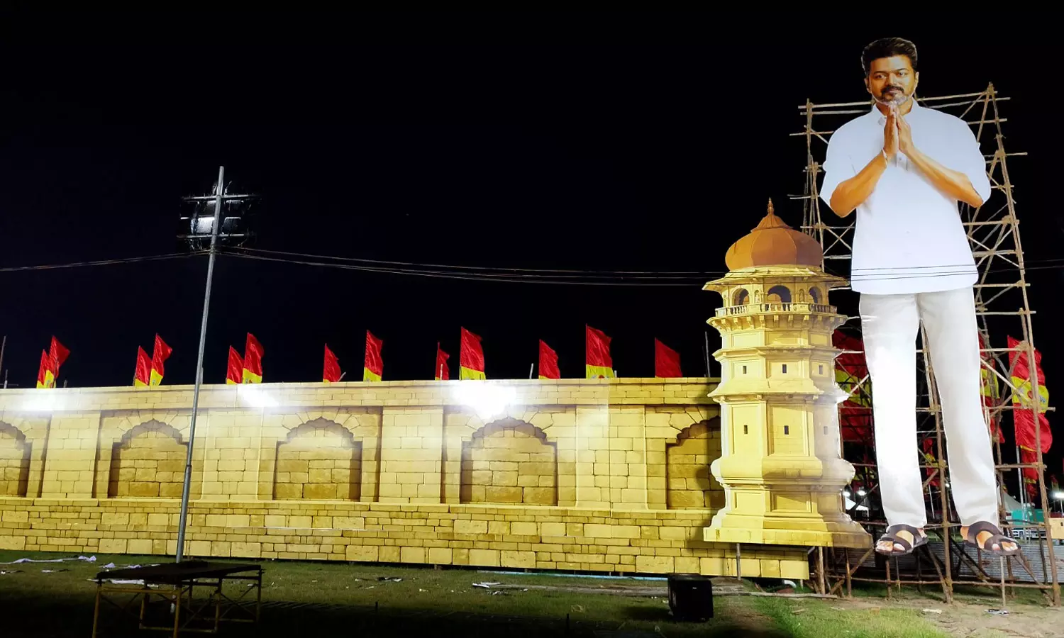 பிரம்மாண்டம்…! நுழைவு வாயிலில் வைக்கப்பட்டுள்ள விஜய் கட் அவுட்… களைகட்டியது தவெக முதல் மாநாடு..!!