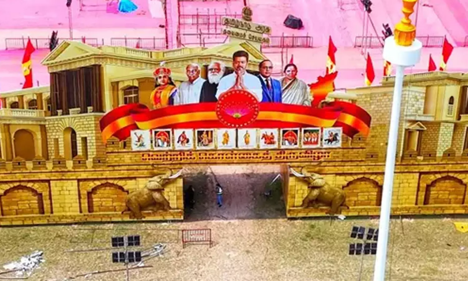 ஆஹா..! அப்படி ஒரு போஸ் இப்படி ஒரு போஸ்… “செல்ஃபி பாயிண்டாக மாறிய தவெக மாநாட்டு திடல்”….!!!