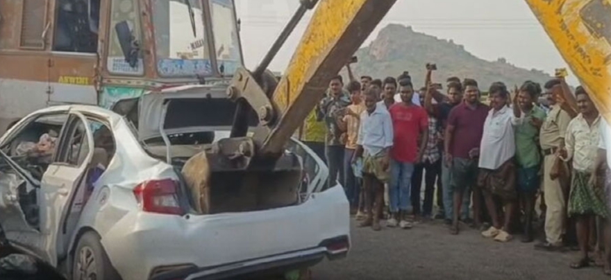 காலையிலேயே சோகம்…! கார் டயர் வெடித்து பயங்கர விபத்து… 6 பேர் சம்பவ இடத்திலேயே துடிதுடித்து பலி..!!