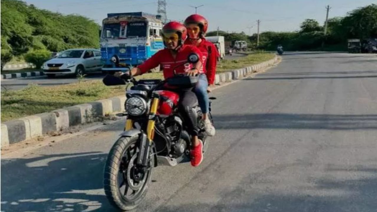 மனைவியுடன் களத்தில் இறங்கிய‌ ZOMATO சிஇஓ….. “பைக்கில் சென்று வீடு வீடாக டெலிவரி”… நம்பவே முடியலையேப்பா.. வைரலாகும் புகைப்படம்…!!