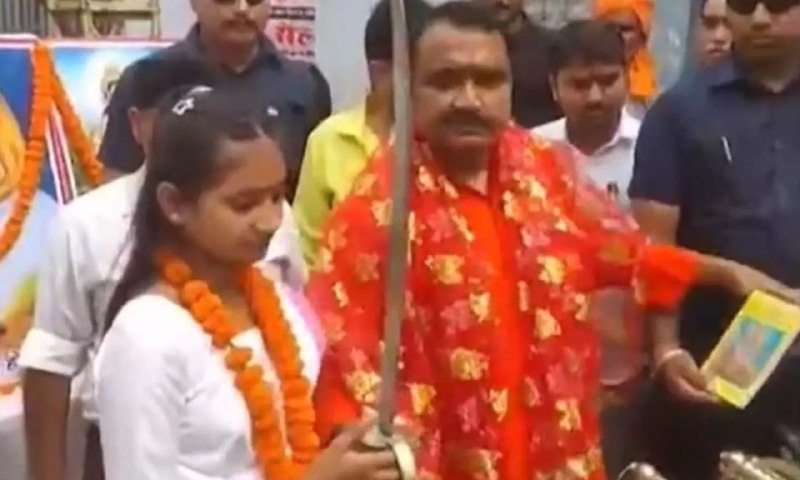 யோசிக்காதீங்க…! யாராவது ‌தப்பான நோக்கத்துல தொட்டா வெட்டி வீசுங்க… மாணவிகளின் கைகளில் வீர வாளை கொடுத்த பாஜக எம்எல்ஏ..!!!