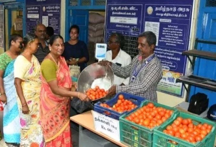 தமிழகம் முழுவதும் ரேஷன் கடைகளில் தக்காளி, வெங்காயம் விற்பனை…. அரசுக்கு பறந்தது முக்கிய கோரிக்கை..!!