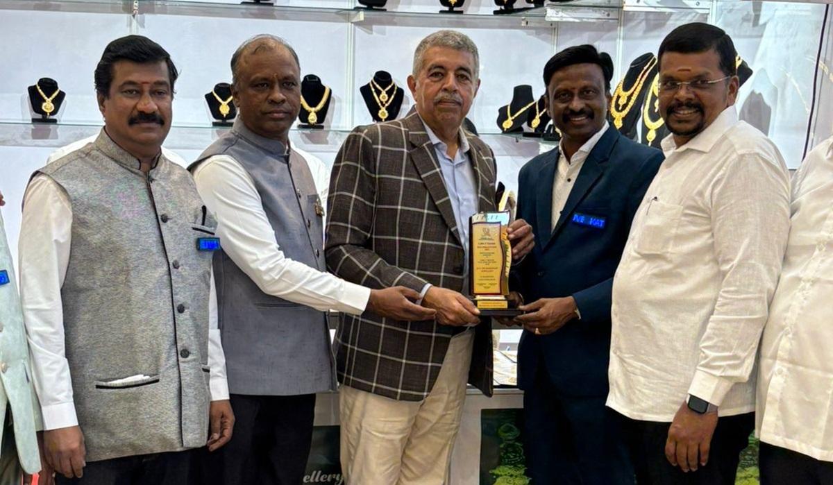 தங்க நகைகள் மீதான ஜிஎஸ்டி வரி குறைகிறதா…? நகை தயாரிப்பாளர்கள் சங்க கூட்டத்தில் முக்கிய முடிவு…!!!