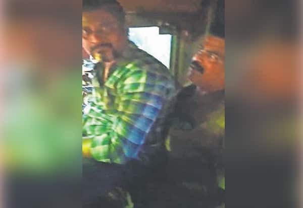 பைக்கில் மோதுவது போல் சென்ற பேருந்து…. ஆத்திரத்தில் ஓட்டுநர் மடியில் ஏறி அமர்ந்த வாலிபர்… திருப்பூரில் அதிர்ச்சி…!!