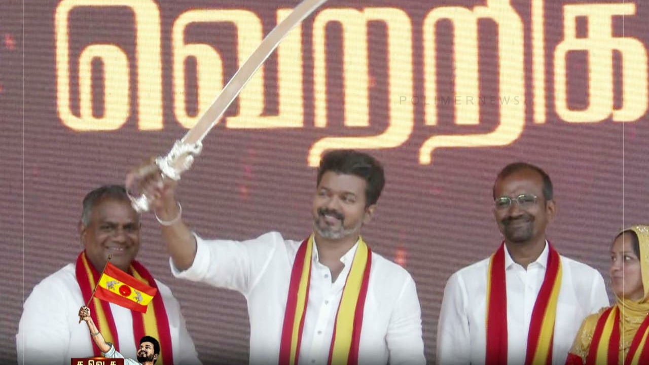 தளபதிக்கு பின்னால் அஸ்தமிக்கும் சூரியன்….. இதற்கு இதுதான் அர்த்தமா…? வைரலாகும் மாநாடு போட்டோ…!!