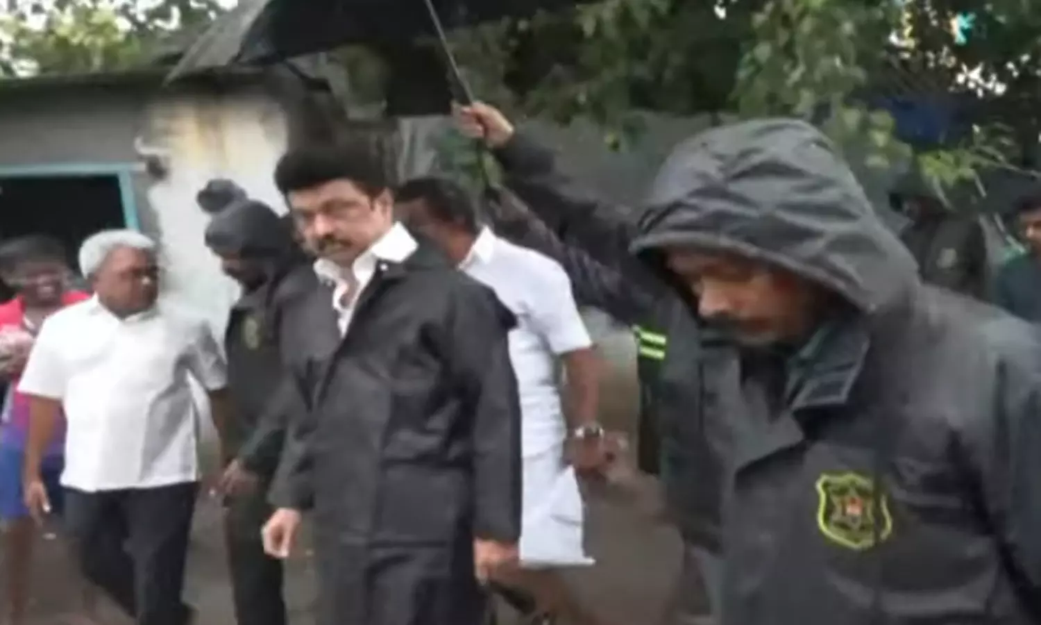 BREAKING: கொட்டும் மழையில் முதலமைச்சர் ஆய்வு… அதிகாரிகளுக்கு பறந்த உத்தரவு…!!