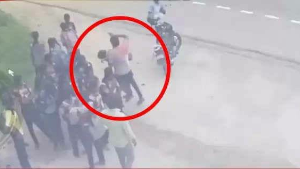 அதிர்ச்சி…! நடுரோட்டில் மாணவியை சரமாரியாக தாக்கிய ஆசிரியர்… ஆக்ஷனில் இறங்கிய அதிகாரிகள்…!!