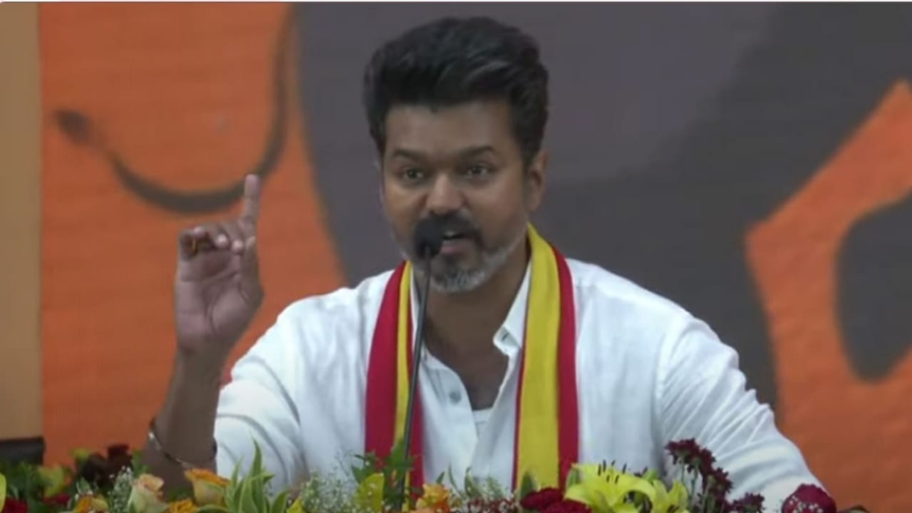 சும்மா அதிருதில்ல…‌! சில்லு சில்லு சில்லுனு பேசிட்டு போயிட்டாரு… வைரலாகும் தளபதி விஜயின் வீடியோ…!!!