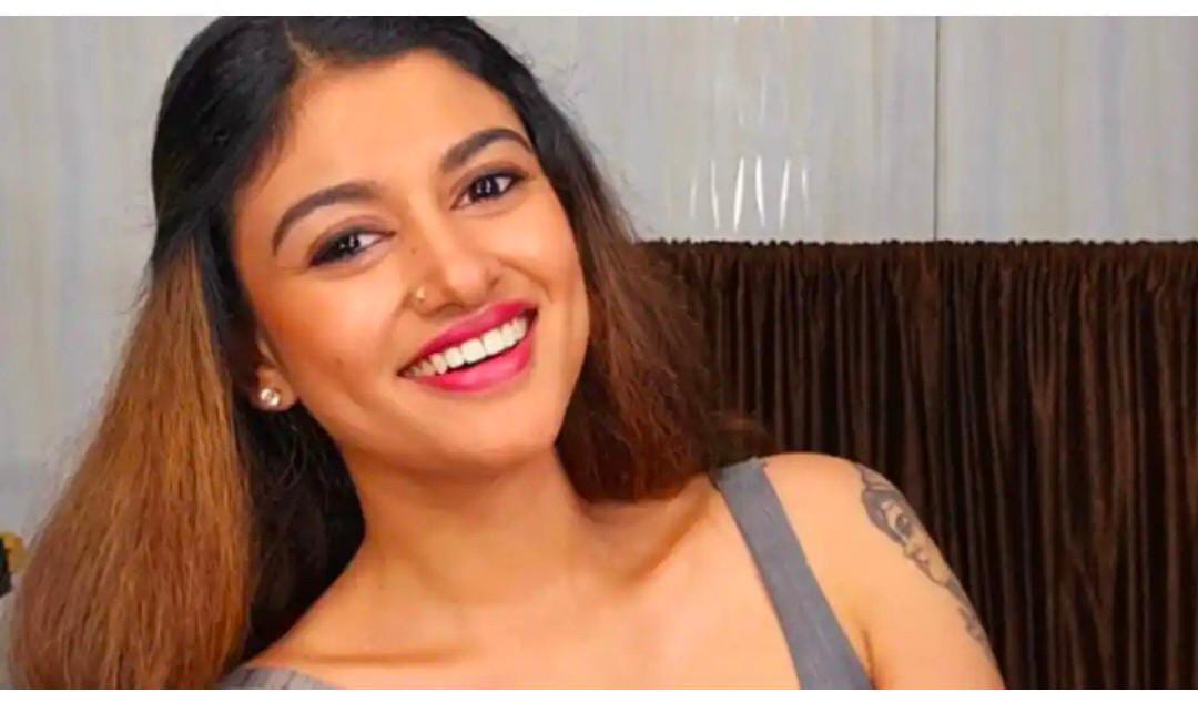 ரசிகர்கள் கேட்ட திடுக் கேள்வி… கூலாக பதில் சொன்ன ஓவியா….!!!