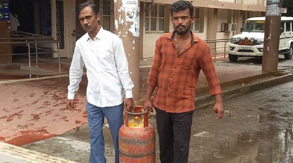 “கேஸ் போட்டாச்சு”… ஆதாரம் வேணும்ல… அதான் ஒரு வருஷமா யூஸ் பண்ணல…. கோர்ட்டுக்கு கேஸ் சிலிண்டரோடு வந்த நபரால் திடீர் பரபரப்பு…!!!