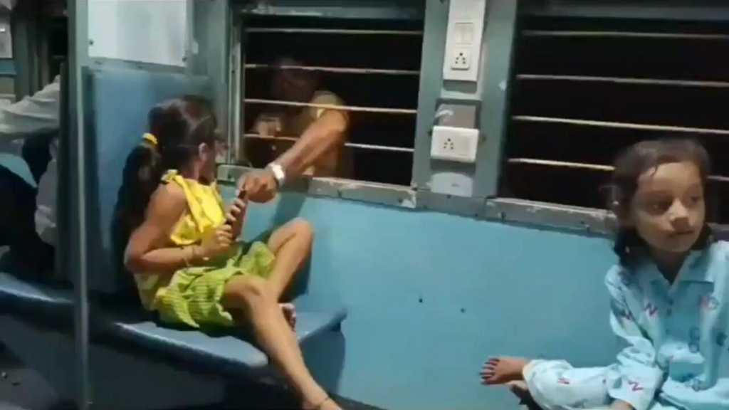 ஓடும் ரயிலில் ஜன்னல் ஓரத்தில் இருந்த சிறுமி… “சட்டென வந்த வாலிபர்”… கண்ணிமைக்கும் நொடியில் நடந்த சம்பவம்… வீடியோ வைரல்..!!