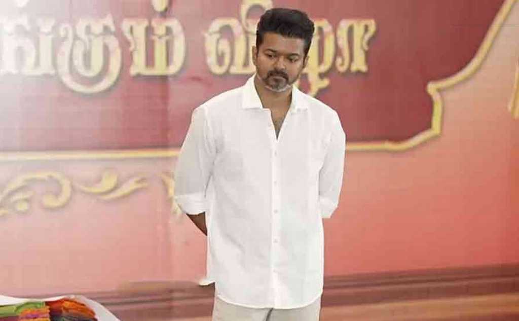 “வெள்ளை நிற சட்டை… நீள நிற ஜீன்ஸ்” மாநாட்டு திடலுக்கு வருகை தந்த விஜய்…. வைரலாகும் வீடியோ…!!