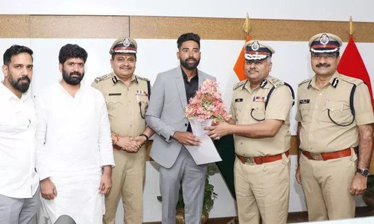 தெலுங்கானா மாநில துணை டிஎஸ்பி ஆக பொறுப்பேற்றுக்கொண்ட இந்திய கிரிக்கெட் வீரர் முகமது சிராஜ்… குவியும் வாழ்த்துக்கள்…!!!