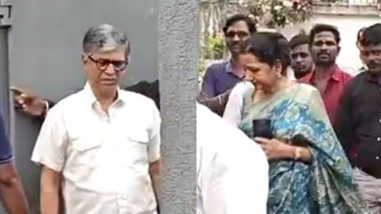 “கடவுளே.. மாநாடு நல்லபடியா நடக்கணும்…” கோவிலுக்கு சென்று சாமி தரிசனம் செய்த விஜயின் அம்மா, அப்பா…!!