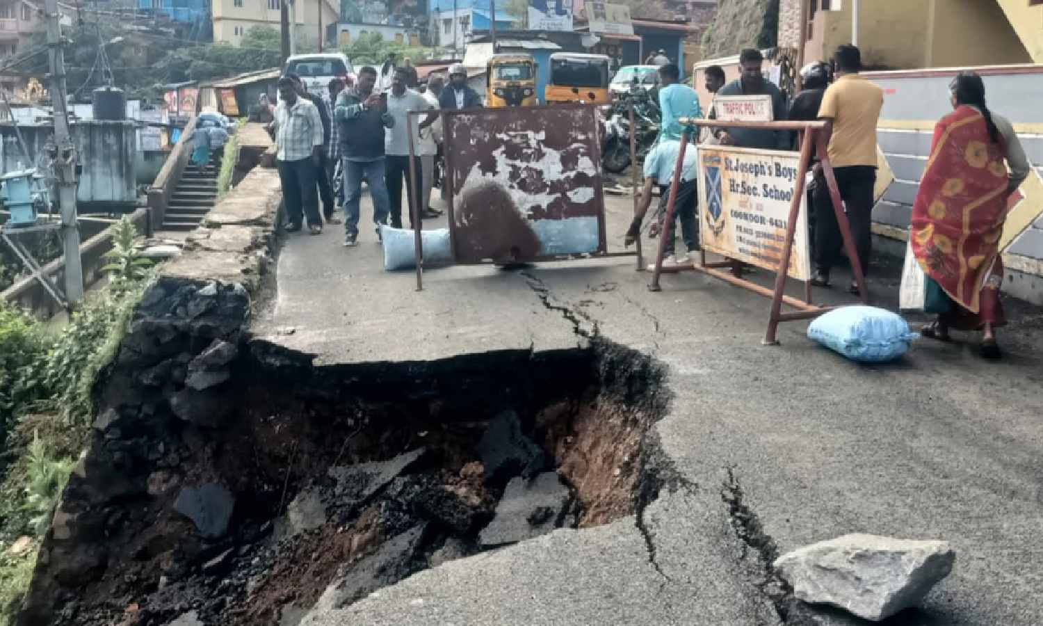 கனமழை எதிரொலி…. நீலகிரிக்கு உதவி எண்கள் அறிவிப்பு….!!