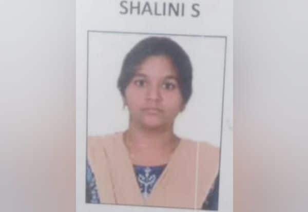 வேலைக்கு ஸ்கூட்டரில் சென்ற பெண்… சட்டென நேர்ந்த பயங்கரம்… நொடிப் பொழுதில் பிரிந்த உயிர்… கதறும் குடும்பம்..!!