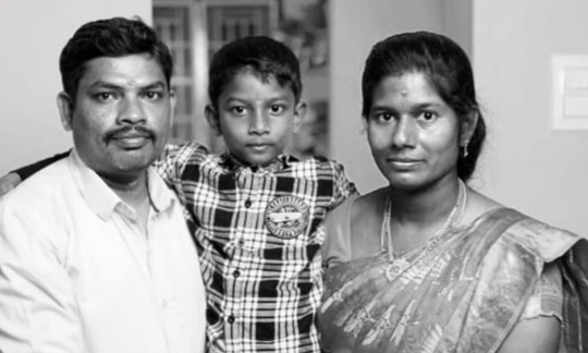 மகன் உயிரிழந்த சோகம்… தீரா துயரில் தவித்த பெற்றோர்… விடுதியில் கிடந்த சடலங்கள்… தீவிர விசாரணையில் போலீஸ்..!!!