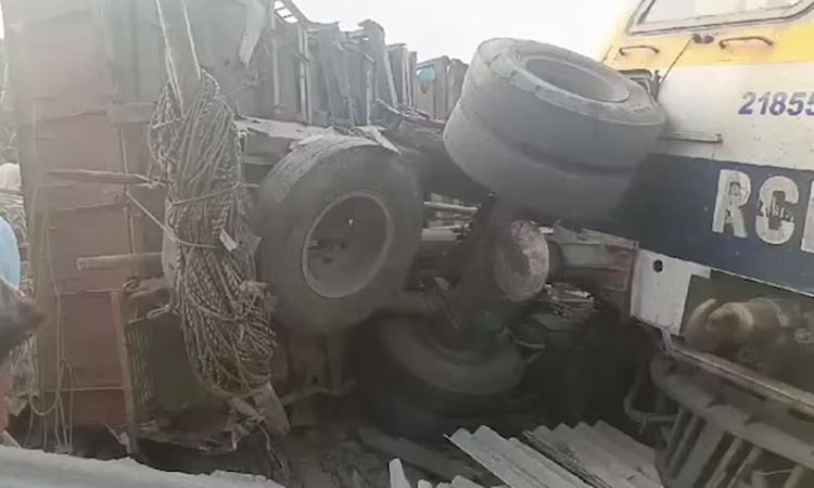 ரயில்வே கேட்டை உடைத்துக் கொண்டு வந்த லாரி… பயணிகள் ரயிலில் மோதி விபத்து… ரயில் சேவை பாதிப்பு…!!!