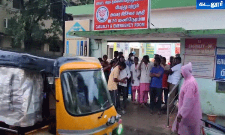 படியில் பயணம் நொடியில் மரணம்… பேருந்து படிக்கட்டில் பயணம் செய்த 11ஆம் வகுப்பு மாணவன் உயிரிழப்பு… பெரும் அதிர்ச்சி…!!!