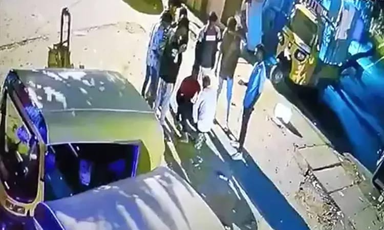 சவால் விட்ட நண்பர்கள்… ஒரு ஆட்டோவுக்கு ஆசைப்பட்டு உயிரை விட்ட நபர்…. பதை பதைக்க வைக்கும் வீடியோ வைரல்..!!