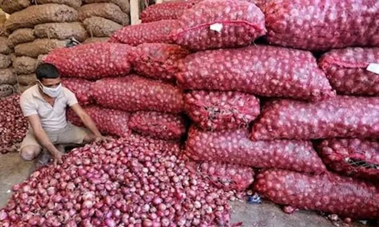 தொடர்ந்து உயரும் வெங்காய விலை… ஒரு கிலோ ரூ.130 வரையில் விற்பனை… கவலையில் இல்லத்தரசிகள்..!!