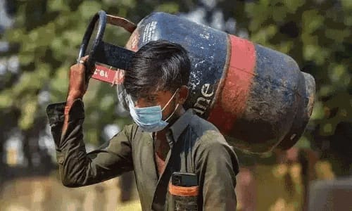 காலையிலேயே ஷாக் நியூஸ்…‌ சிலிண்டர் விலை அதிரடியாக உயர்ந்தது… ரூ.2000-ஐ நெருங்கியதால் மக்கள் அதிர்ச்சி..!!