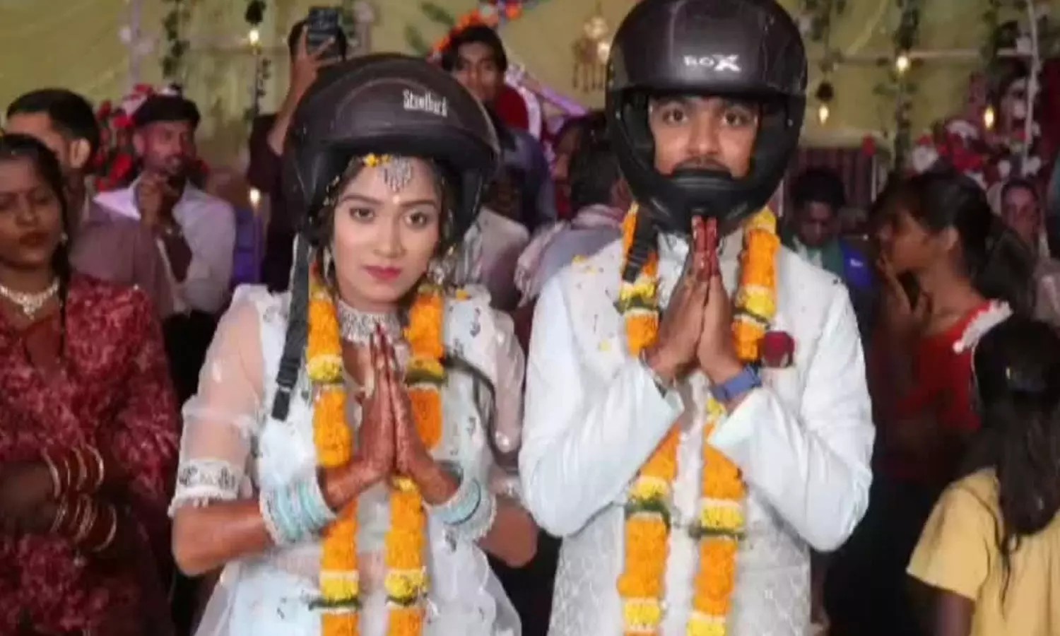 “தந்தையின் மரணம்”.. வாழ்க்கையில் ஏற்பட்ட பாதிப்பு… திருமணத்தில் ஹெல்மெட்டை ‌மாற்றிக்கொண்ட மணமக்கள்… உருக்கமாக வேண்டுகோள்..!!