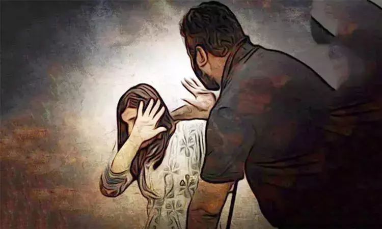 சாலையில் தூக்கி வீசப்பட்ட பெண்… 10 தனிப்படை போலீசார் தீவிர விசாரணை… 3 பேர் அதிரடி கைது…!!