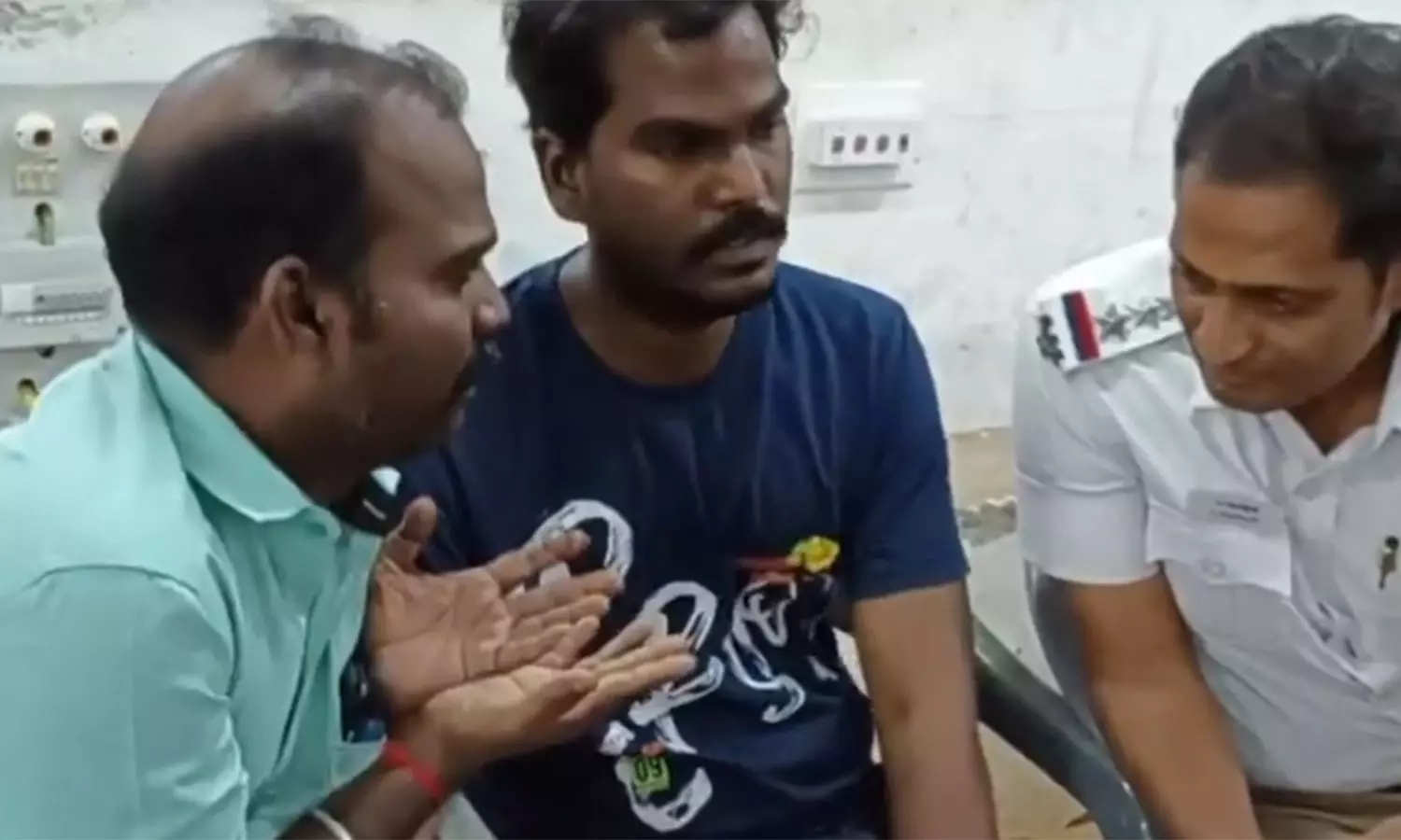 “விபத்தில் இறந்த மகன்”… பள்ளி மாணவர்கள் முன்பு காலில் விழுந்து கதறி அழுத தந்தை… நெஞ்சை உருக்கும் சம்பவம்…!!
