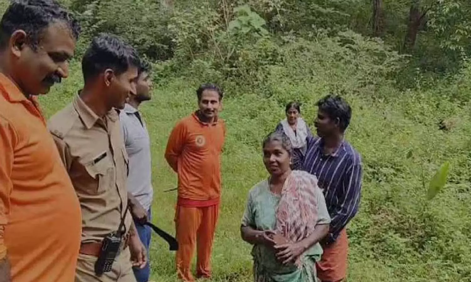 காணாமல் போன மாடுகள்… வசமாக காட்டுக்குள் சிக்கிய பெண்கள்.. விடிய விடிய தேடிய வனத்துறையினர். போராடி மீட்பு.!
