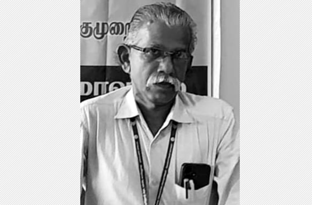பள்ளிக்கூடத்தில் பாடம் எடுத்துக் கொண்டிருந்த ஆசிரியர் திடீரென மயங்கி விழுந்து மரணம்… அதிர்ச்சியில் மாணவர்கள்..!!