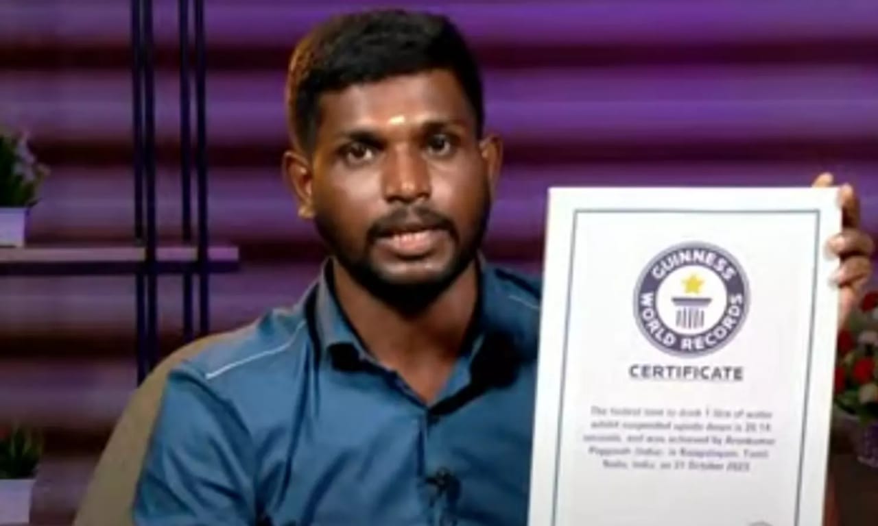 யாரு சொன்னா..? தலைகீழா நின்னு தண்ணீர் குடிக்க முடியாதா…? இதோ சாதிச்சுட்டோமில்ல… கின்னஸ் சாதனை படைத்த தமிழ்நாட்டு இளைஞர்..!!