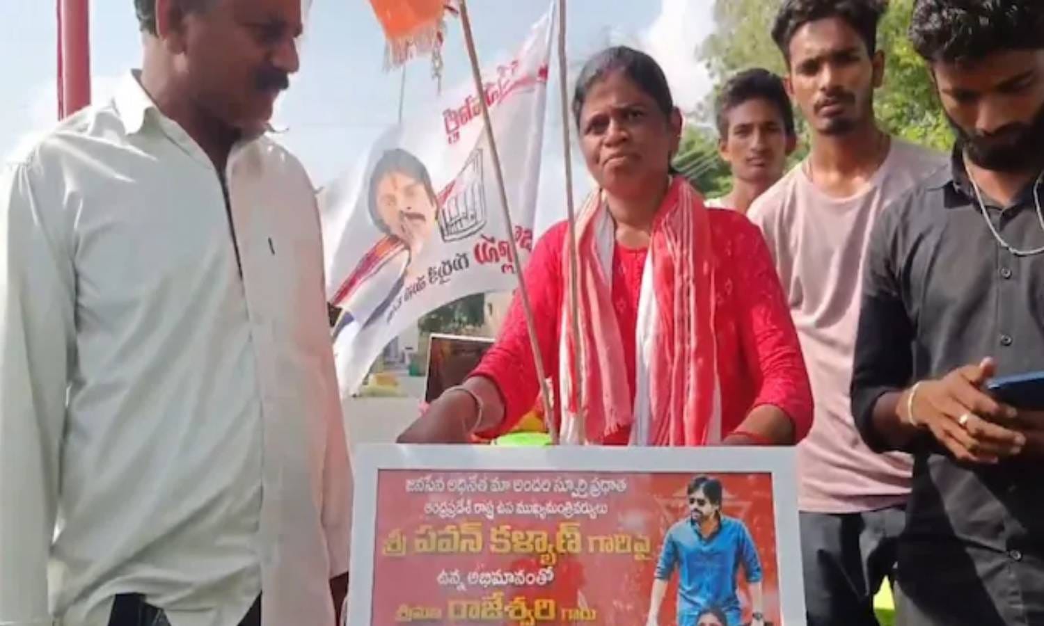 பவன் கல்யாண் சந்திக்க 487 கி.மீ தூரம் சைக்கிளில் பயணம்… பெண்ணின் துணிச்சலான முயற்சி… கட்சி தொண்டர்கள் வாழ்த்து…!!!