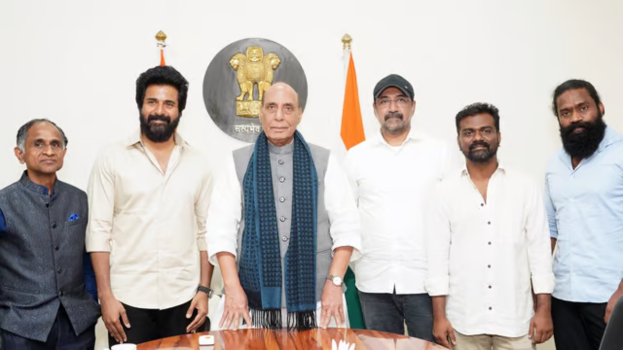 போடு செம…! அமைச்சர் ராஜ்நாத் சிங்கிடம் பாராட்டு பெற்ற அமரன் பட குழு…. வைரலாகும்  போட்டோஸ்…!!