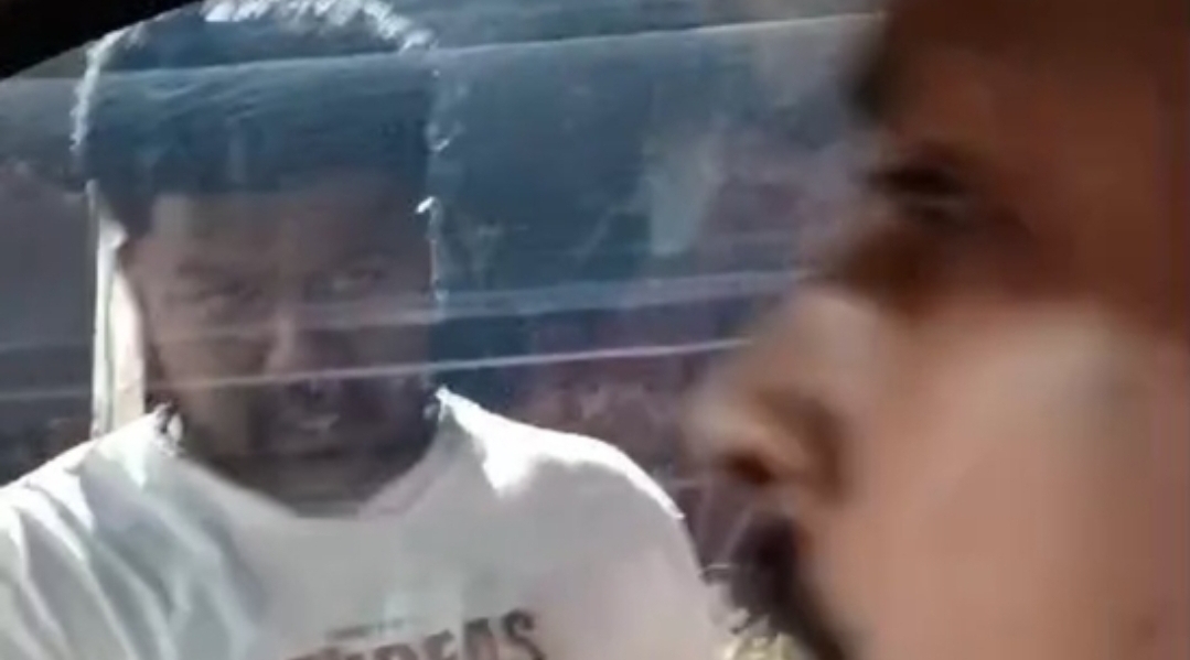மர்ம நபர்களால் வழிமறிக்கப்பட்ட குடும்பம்…. 5 வயது மகன் படுகாயம்…. வைரல் வீடியோவால் நெட்டிசன்கள் ஷாக்….!!