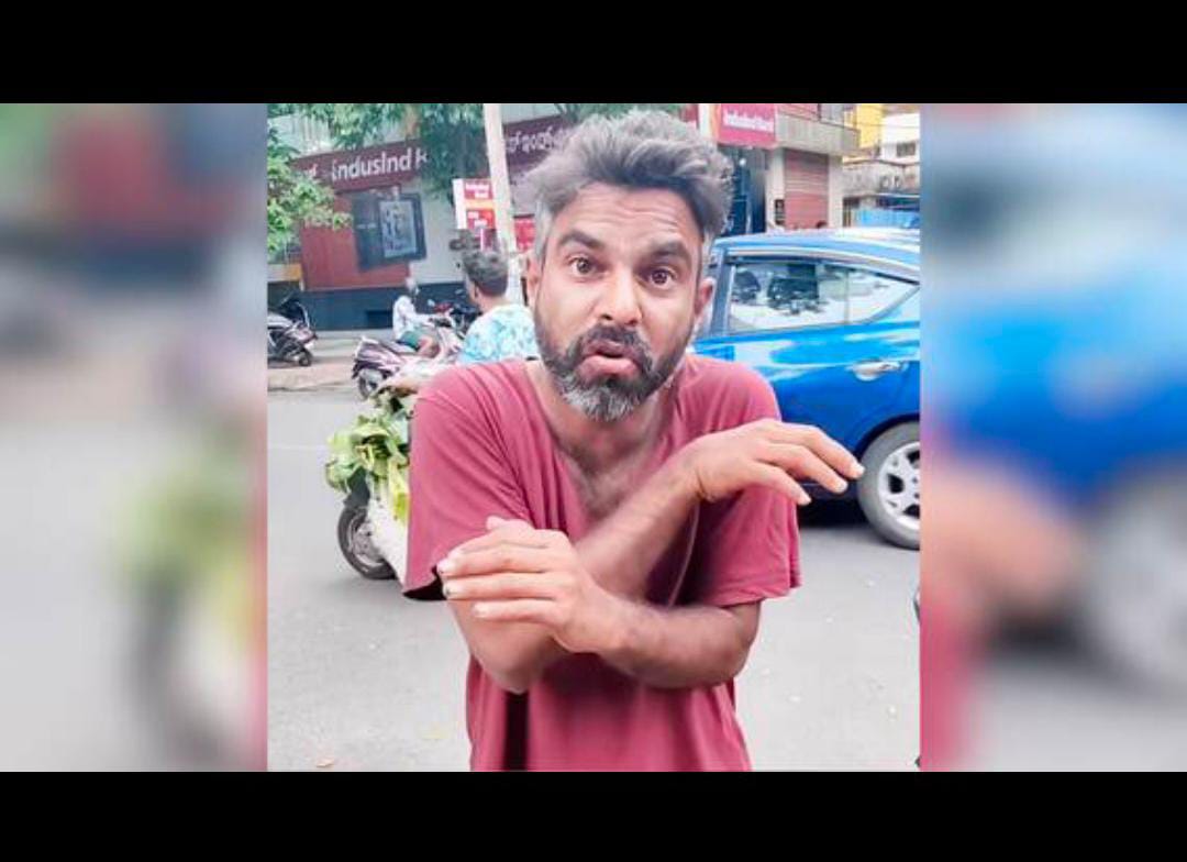என்ன கொடுமை… பெற்றோர் இறந்ததால் மனநலம் பாதித்து பிச்சை எடுக்கும் ஐ டி ஊழியர்… வீடியோ வைரல்…