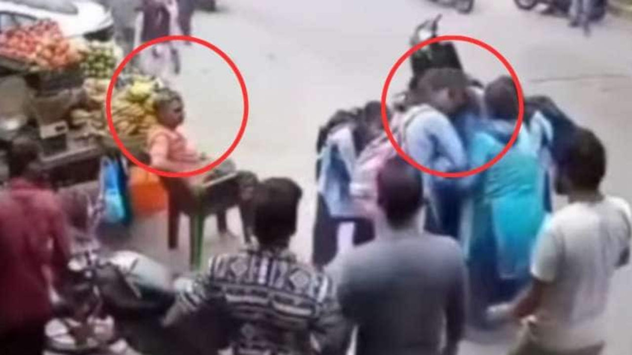 அசால்ட்டாக வேடிக்கை பார்த்த அங்கிள்… குடும்பிபிடி சண்டை போட்ட மாணவிகள்…. வைரலாகும் வீடியோ…!!