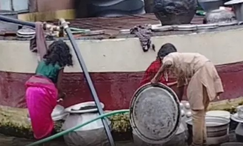 தமிழகமே அதிர்ச்சி…! அரசு பள்ளியில் பாத்திரம் கழுவிய மாணவிகள்… கொந்தளித்த பெற்றோர்… சஸ்பெண்ட் செய்து நடவடிக்கை…!!