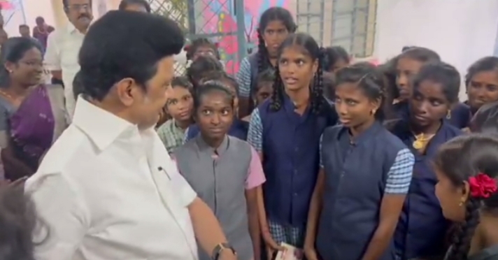 “அப்பா”என்று கூறிய ஆதரவற்ற குழந்தைகள்… கண் கலங்கி நின்ற முதல்வர் ஸ்டாலின்… மனதை உருக்கும் வீடியோ…!!