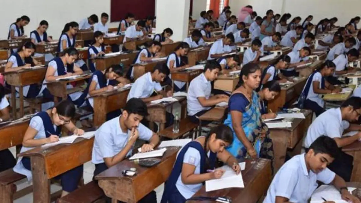 இன்று முதல் 12 ஆம் வகுப்பு பொதுத்தேர்வு கட்டணம்… யாருக்கெல்லாம் சலுகை…? முழு விவரம் இதோ..!!