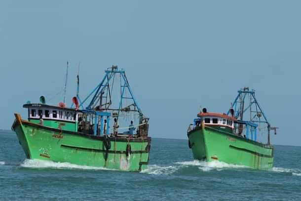 தமிழர்களின் படகுகள் இனி இலங்கை கடற்படைக்கு….. இலங்கை அரசின் உத்தரவு….!!