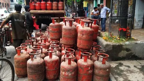 Breaking: காலையிலேயே அதிர்ச்சி…. சிலிண்டர் விலை ரூ.61.50 அதிகரிப்பு….!!