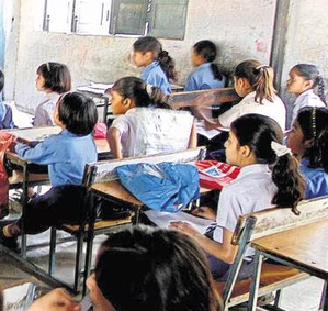வீடியோ காலில் ஆய்வு…. காய்கறி வாங்க சென்ற பள்ளி முதல்வர்…. விசாரணைக்கு உத்தரவிட்ட கல்வித் துறை தலைமைச் செயலாளர்….!!