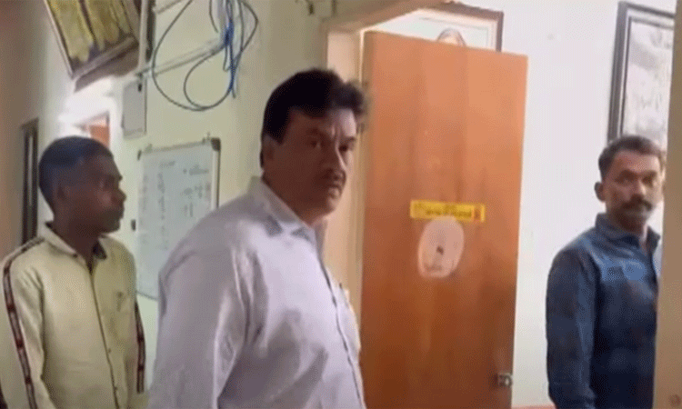 திருப்பதி விஐபி டிக்கெட்… ரூ.50000 வரை விற்பனை செய்து மோசடி… பாதுகாப்பு படை அதிகாரி கைது..!!