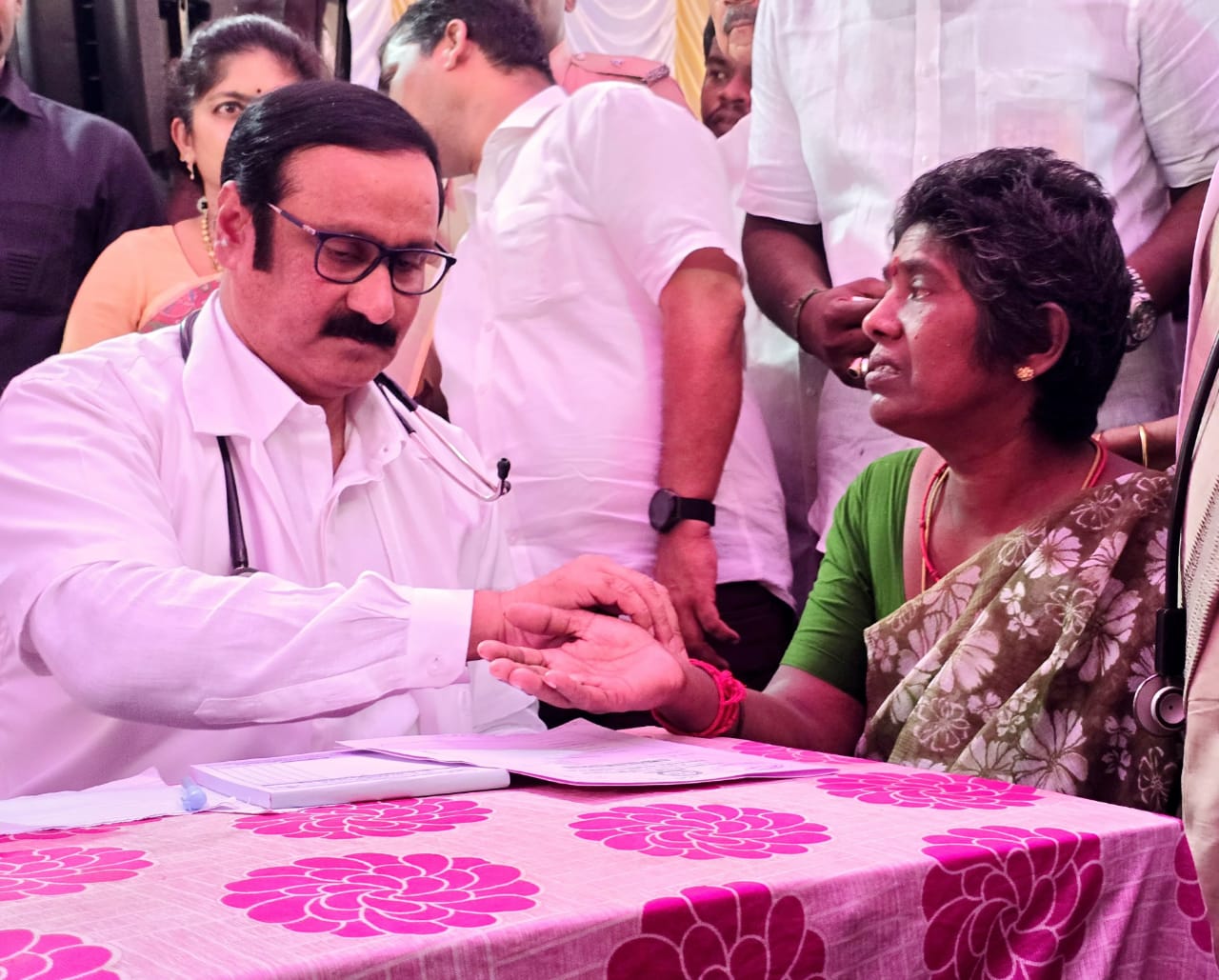 பாமக சார்பில் மருத்துவ முகாம்… டாக்டராக மாறிய அன்புமணி ராமதாஸ்… பொதுமக்களுக்கு இலவச சிகிச்சை..!!