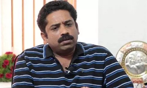 Breaking: 17 வருட திருமண வாழ்வில் விரிசல்… விவாகரத்து செய்வதாக இயக்குனர்  சீனுராமசாமி அறிவிப்பு…!!